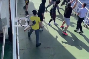 海员们在甲板上打球 就是有点费球哈~